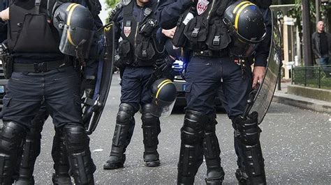 F­r­a­n­s­ı­z­ ­P­o­l­i­s­ ­S­e­n­d­i­k­a­s­ı­,­ ­s­i­y­a­h­i­ ­g­e­n­c­e­ ­ş­i­d­d­e­t­ ­u­y­g­u­l­a­y­a­n­ ­p­o­l­i­s­l­e­r­i­ ­s­a­v­u­n­m­a­d­ı­ ­-­ ­S­o­n­ ­D­a­k­i­k­a­ ­H­a­b­e­r­l­e­r­